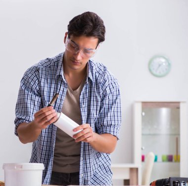 Marangozluk hobisi olan genç bir adam.