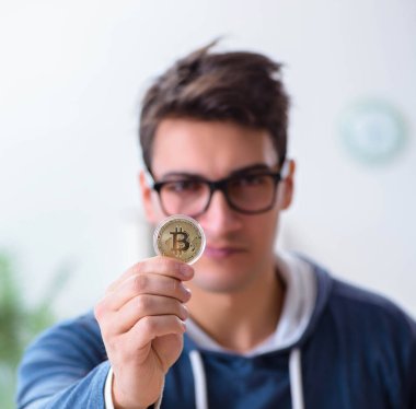 Genç adam evde bitcoin çıkartıyor.