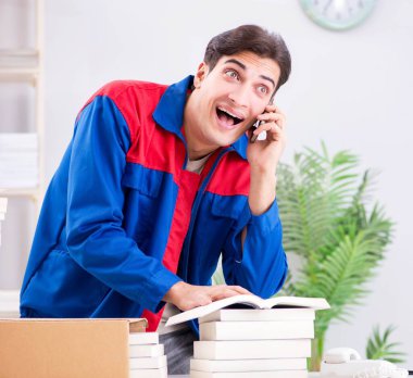 Yayınevinde çalışan bir işçi kitap siparişi hazırlıyor.