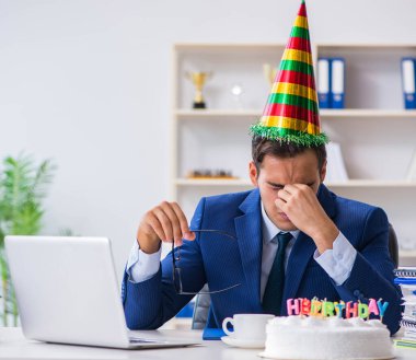 Adam ofiste doğum gününü kutluyor.