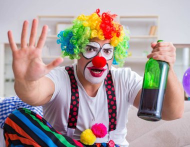 Sarhoş palyaço evde parti veriyor.