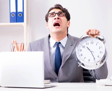 Acil ve son teslim tarihi konseptinde alarm veren bir işadamı.