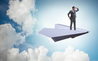 Ticari konseptte kağıt uçakla uçan bir iş adamı