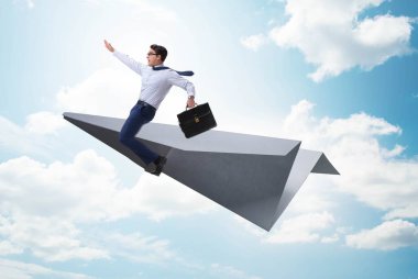 Ticari konseptte kağıt uçakla uçan bir iş adamı