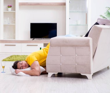 Ev partisinden sonra evde dağınık bir adam