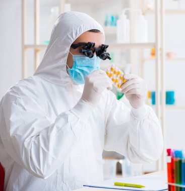 Araştırma laboratuarında çalışan kimyagerin uyuşturucu sentezi kavramı