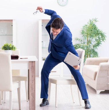 İflas etmiş bir işadamı kızgın ve üzgün.