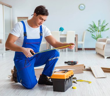 Tamirci evde döşeme kaplaması döşemiş.