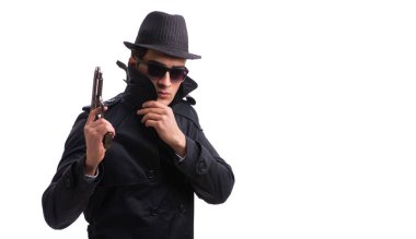 Beyaz arka planda izole edilmiş tabancalı bir casus.