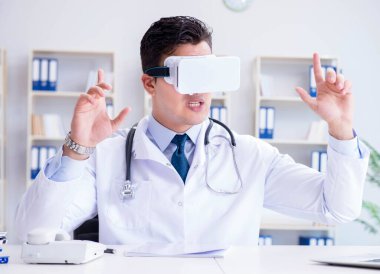 Sanal gerçeklik kulaklığı olan genç doktor ofiste çalışıyor.