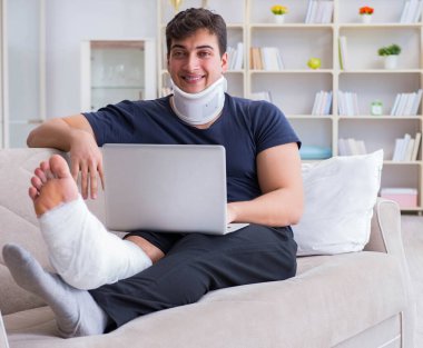 Araba kazasında yaralanan bir adam evinde iyileşme sürecinde.