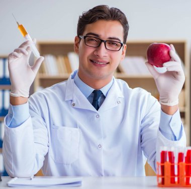 Bilim adamı organik meyve ve sebzeler üzerinde çalışıyor.