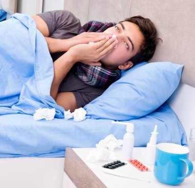 Hasta adam yatakta ilaç ve uyuşturucu alıyor.