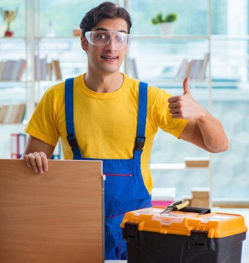 Mobilya marangozu atölyede çalışıyor.