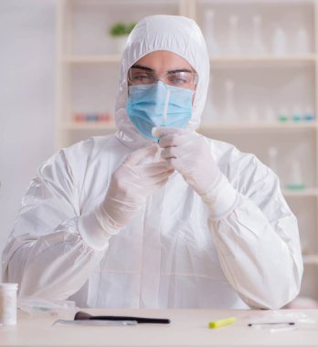 Kanıt için laboratuvarda çalışan uzman bir kriminolog.