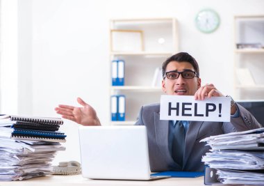 İşadamı işkolik evrak işleriyle boğuşuyor