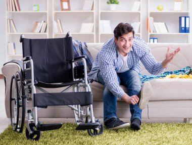 Evde iyileşen engelli adam