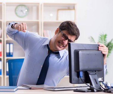 Kızgın işadamı çok fazla çalışmaktan bıktı.