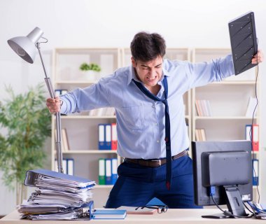 Kızgın işadamı çok fazla çalışmaktan bıktı.