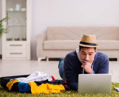 Tatil gezisini haritayla planlayan adam