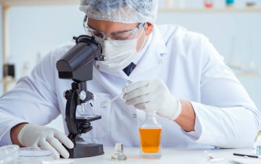 Laboratuvarda parfüm karıştıran bir kimyager.