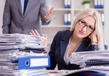 Kızgın patron sekreterine bağırıyor ve bağırıyor.