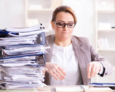 İşkadını devam eden evrak işleriyle çok meşgul.