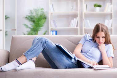 Üniversite sınavlarına hazırlanan genç bir kız öğrenci.