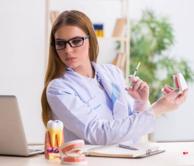 Diş hekimliği öğrencisi sınıfta pratik yapıyor.