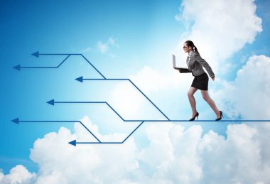 İş adamı farklı kariyer yolları seçiyor.