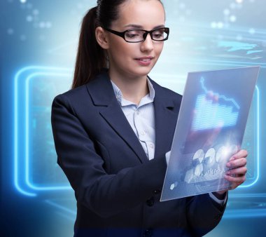 Veri madenciliği kavramında tabletli iş kadını