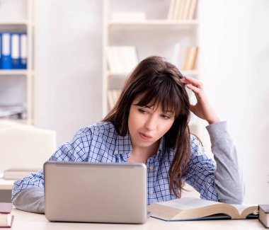 Eğitim konseptinde genç bayan öğrenci