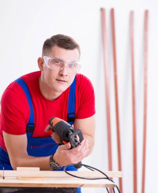 Müteahhit atölyede çalışıyor.