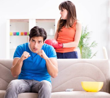 Karıcığım, kocasının boks izlemesinden memnun değil.