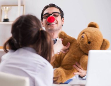 Düzenli kontrolde küçük kızı olan komik bir çocuk doktoru.