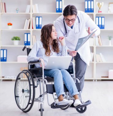 Doktor hastayla röntgen görüntüsünü tartışıyor