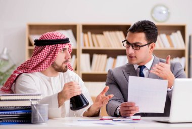 Arap işadamı ile çeşitli iş konseptleri