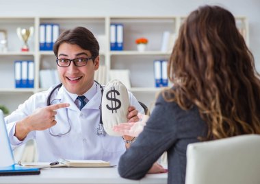 Sağlık sigortası dolandırıcılığı konseptinde genç doktor