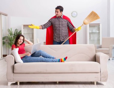 Süper kahraman koca karısına evde yardım ediyor.