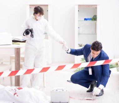 Adli tıp dedektifi suç mahallinde.