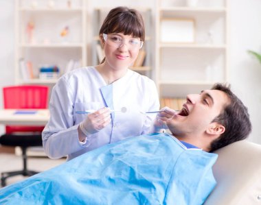 Düzenli kontrol ve dolum için dişçiye giden hasta