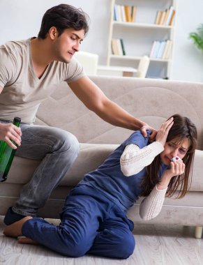 Sarhoş koca aile içi şiddet kavramında karısını taciz ediyor.