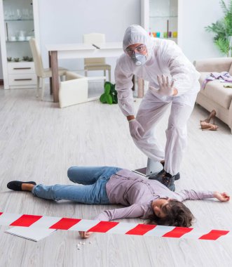 Olay yerindeki adli tıp araştırmacısı kadın mur.