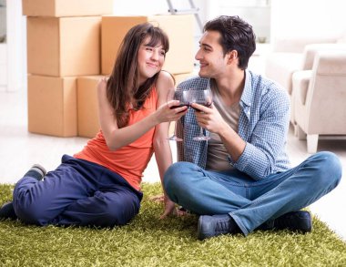 Genç aile evlilik yıldönümünü kutluyor