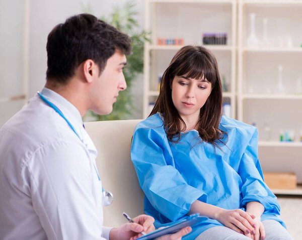 Врач обсуждает переливание крови с пациентом