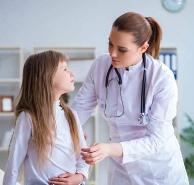 Kadın doktor, çocuk doktoru, kontrol kızı.