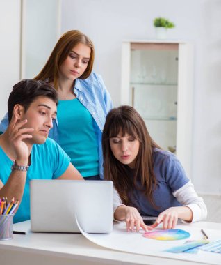 Tasarımcı takımı yeni iç projeyi tartışıyor