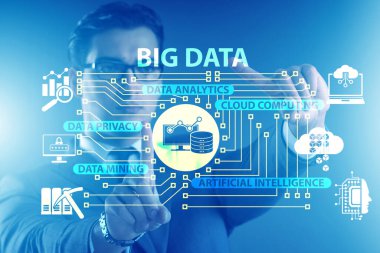 Sanal düğmeye basılı iş adamı ile büyük veri kavramı