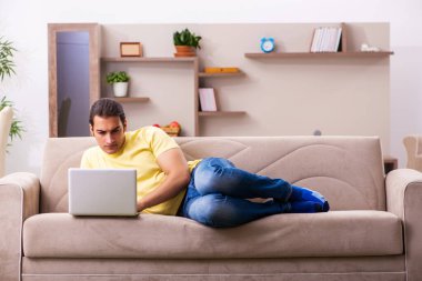 Genç adam tele çalışma konseptinde serbest çalışan bir öğrenci.