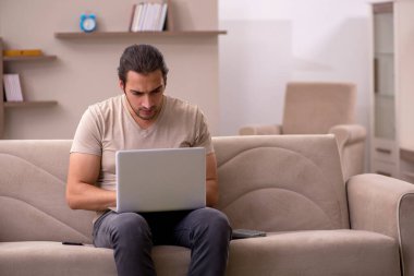 Evde çalışan genç bir erkek serbest yazar.